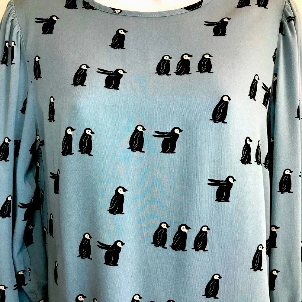 🔴 4/$15 Penguin print blue long ruffle edge sleeve viscose blouse size M in EUC - Picture 10 of 16